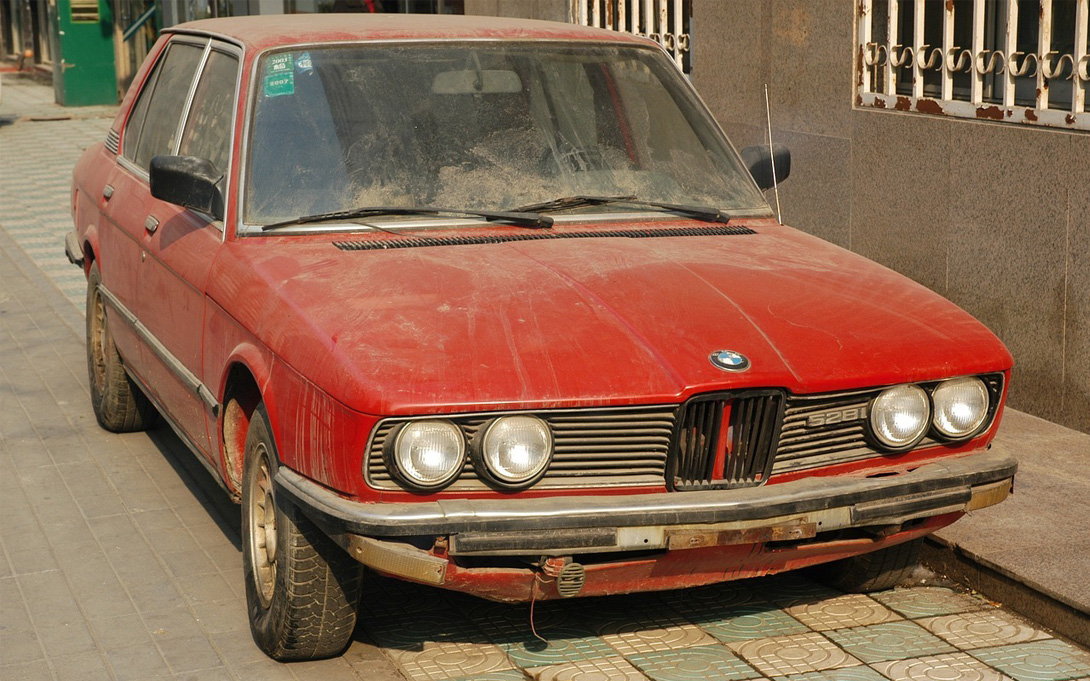 Photo of an old, rusted-out BMW